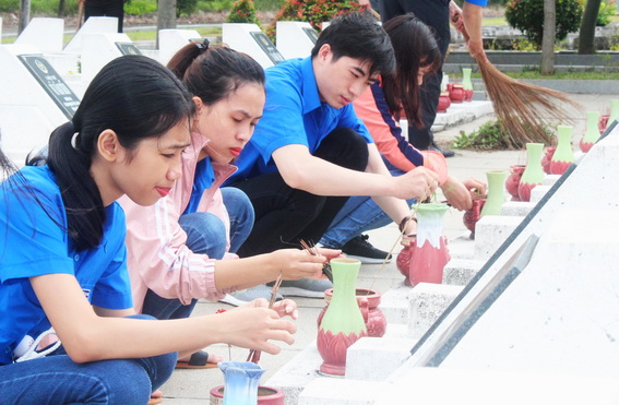 Đoàn viên, thanh niên tham gia chăm sóc, dọn vệ sinh các phần mộ tại Nghĩa trang liệt sĩ tỉnh sáng ngày 22-7