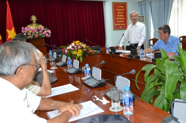 Đồng chí Bí thư Tỉnh ủy Nguyễn Phú Cường, trao đổi một số định hướng phát triển của tỉnh trong thời gian tới.