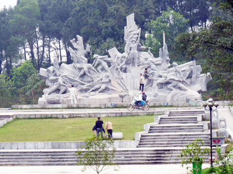 Tượng đài Chiến thắng Ngã ba Đồng Lộc.