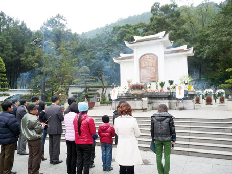 Người dân thắp hương tưởng niệm liệt sĩ thanh niên xung phong  ngã ba Đồng Lộc.