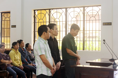Các bị cáo Quốc, Hoàng và Tuyến (từ trái qua) tại phiên tòa xét xử sơ thẩm.