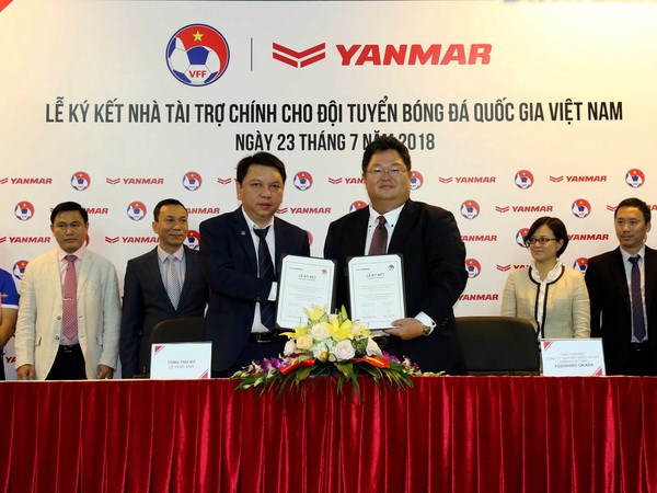 Đại diện VFF và Yanmar ký kết hợp đồng tài trợ. (Ảnh: Vietnam+)