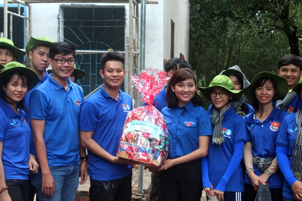 Đại diện Tỉnh đoàn, Hội Sinh viên tỉnh trao quà cho đại diện đội hình thanh niên tình nguyện mùa hè xanh Trường đại học công nghệ miền Đông tại xã Phú Hòa, huyện Định Quán 