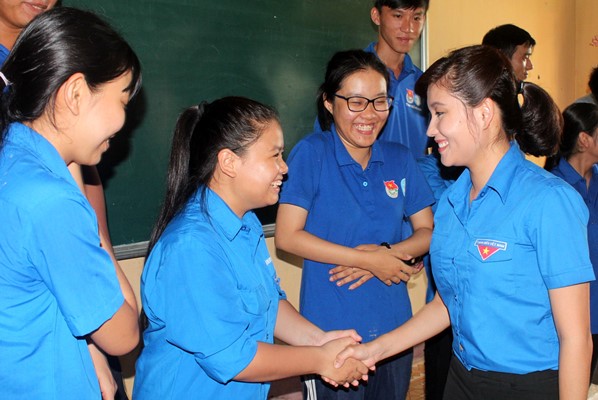 Phó bí thư Tỉnh đoàn Hồ Hồng Nguyên (bìa phải), Chủ tịch Hội Sinh viên tỉnh bắt tay động viên từng chiến sĩ thanh niên tình nguyện 