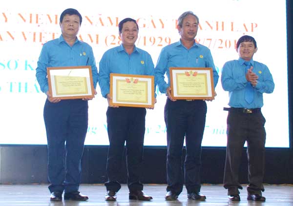 Chủ tịch Công đoàn Tổng Công ty Cao su Đồng Nai Lê Hữu Phước khen thưởng các đơn vị có thành tích xuất sắc trong chăm lo đời sống đoàn viên, người lao động (ảnh: CTV)