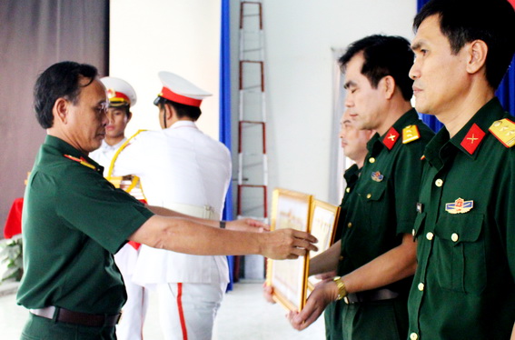 Đại tá Huỳnh Thanh Liêm, Chính ủy Bộ Chỉ huy quân sự tỉnh trao giấy khen cho các tập thể có thành tích xuất sắc trong 5 năm thực hiện nghị quyết 