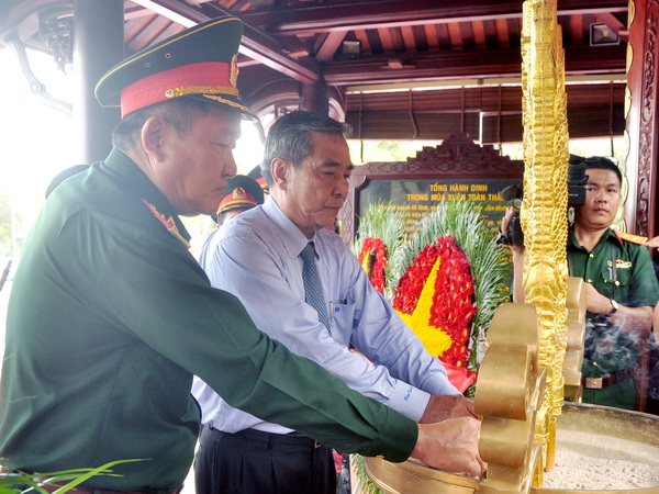 Lãnh đạo Quân khu 7 và tỉnh Đồng Nai thắp hương tưởng nhớ các anh hùng liệt sĩ tại Đền thờ liệt sĩ Long Khánh.
