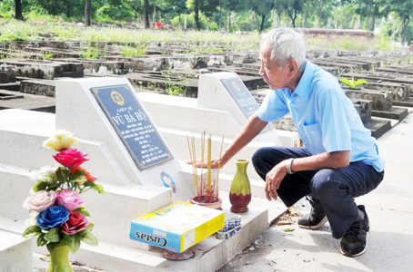 Ông Vũ Bộ bên phần mộ em trai mình - liệt sĩ Vũ Bá Hộ ở Nghĩa trang liệt sĩ tỉnh