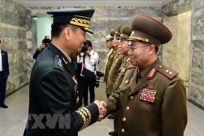 Trưởng đoàn đàm phán Hàn Quốc, Thiếu tướng Kim Do-gyun (trái) và Trưởng đoàn đàm phán Triều Tiên, Trung tướng An Ik-san (phải) tại cuộc đàm phán quân sự hôm 14-6 vừa qua. (Ảnh: Yonhap/TTXVN)