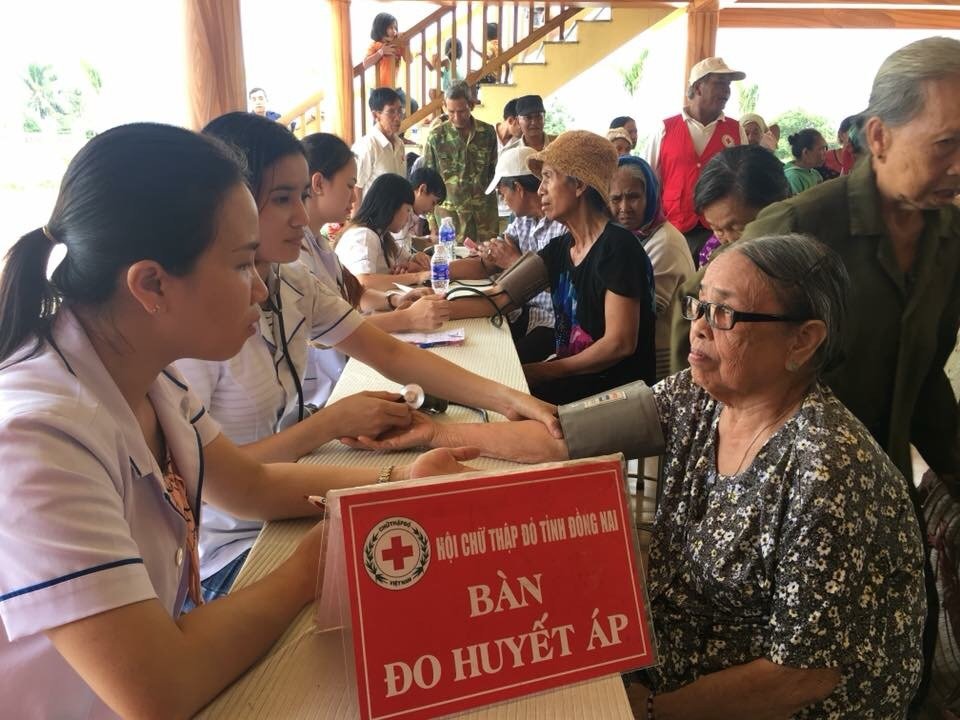 Đoàn thầy thuốc tình nguyện của Hội Chữ thập đỏ tổ chức khám bệnh, cấp phát thuốc cho người già, đối tượng chính sách, người dân có hoàn cảnh khó khăn trên địa bàn tỉnh.
