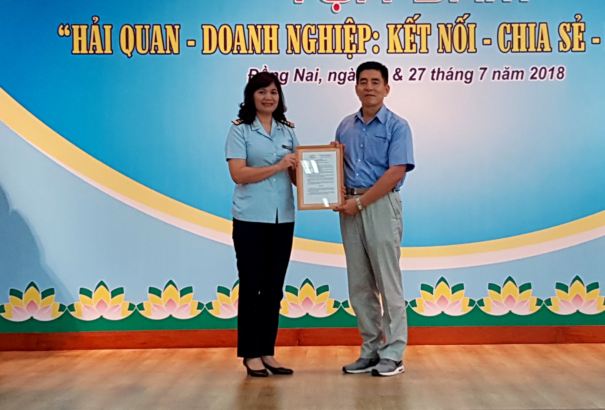 Bà Phùng Thị Bích Hường, Cục trưởng Cục Hải quan trao quyết định gia hạn doanh nghiệp ưu tiên cho Công ty TNHH Changshin Việt Nam. 