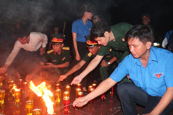 Các đại biểu thắp nến tri ân các anh hùng liệt sĩ tại Nghĩa trang liệt sĩ tỉnh