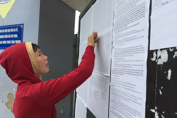 Một phụ huynh tìm danh sách trúng tuyển của con mình vào lớp 6 Trường THCS Trần Hưng Đạo