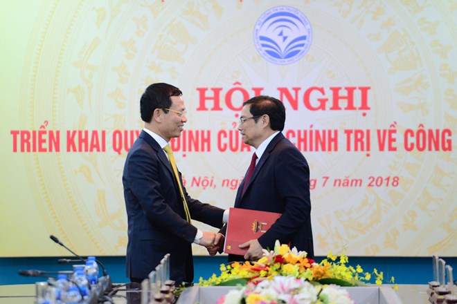 Ông Phạm Minh chính (phải) chúc mừng quyền Bộ trưởng Bộ Thông tin và Truyền thông Nguyễn Mạnh Hùng. (Nguồn: MIC)