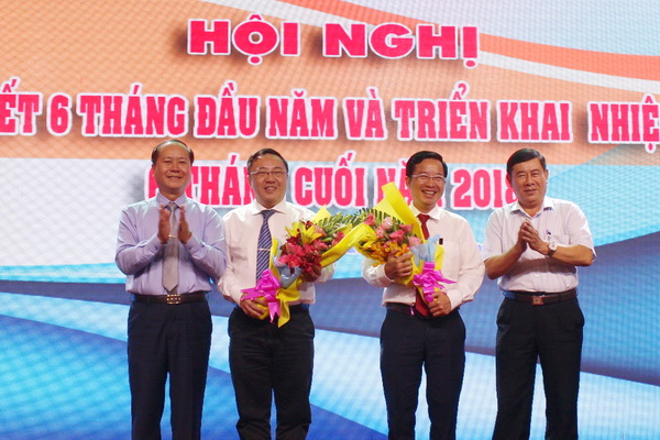 Giám đốc Sở Y tế Huỳnh Minh Hoàn (bìa trái) tặng hoa chúc mừng Phó giám đốc Sở Y tế Phan Huy Anh Vũ được bổ nhiệm chức vụ Giám đốc từ 1-8 và Phó giám đốc Sở Y tế Lê Quang Trung được bổ nhiệm lại.