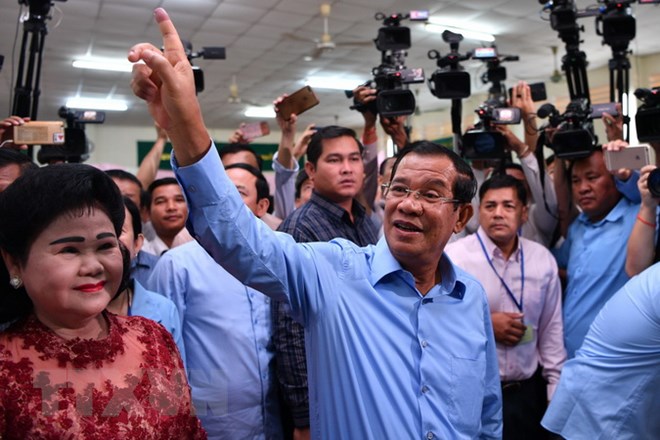 Thủ tướng Campuchia Samdech Techo Hun Sen (giữa) bỏ phiếu tại điểm bầu cử ở Phnom Penh ngày 29-7. (Ảnh: AFP/TTXVN)