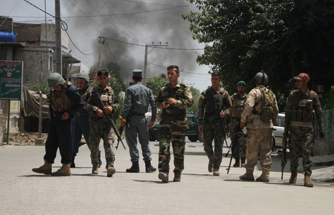 Lực lượng an ninh phong tỏa hiện trường vụ tấn công trung tâm đào tạo hộ lý ở Jalalabad, Afghanistan ngày 28-7. (Ảnh: THX/TTXVN)