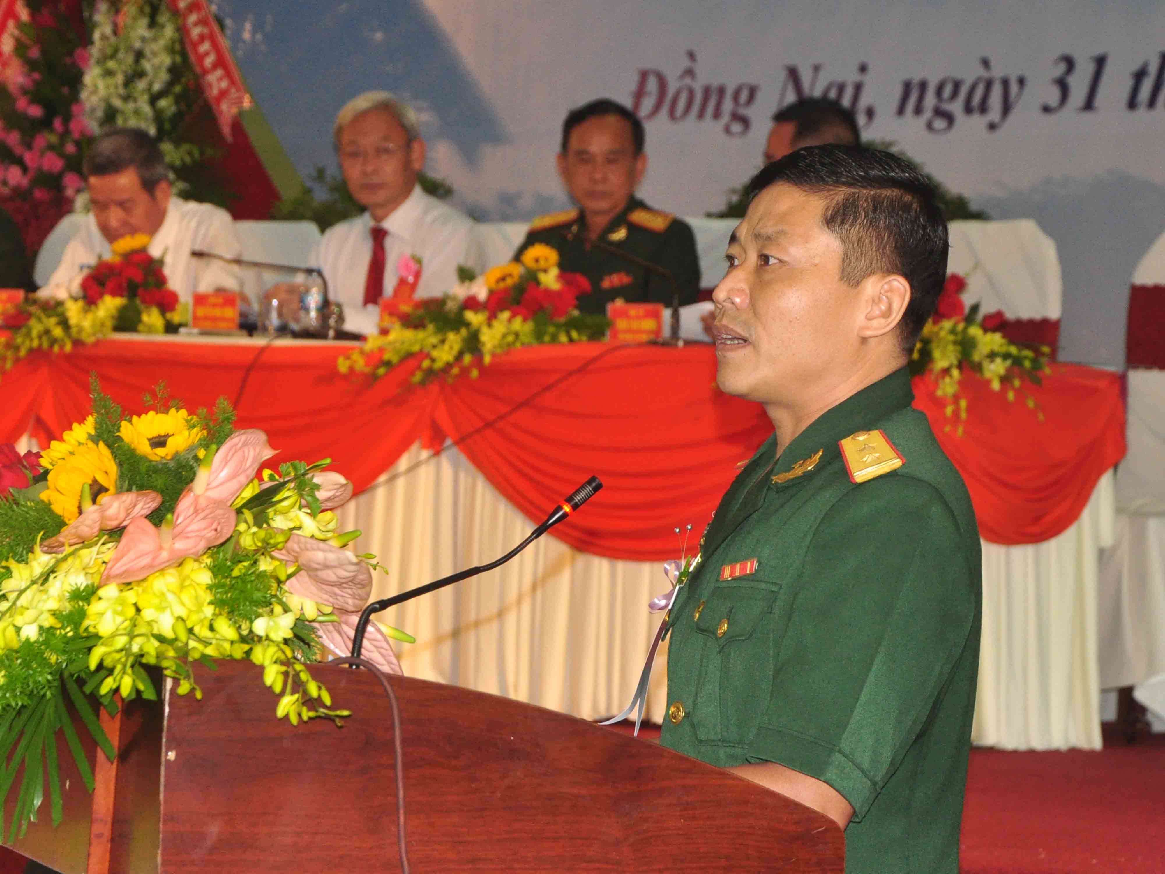 Trung tá Phạm Văn Bình, Chỉ huy trưởng Ban Chỉ huy quân sự huyện Nhơn Trạch trình bày cách làm hay được Ban Chỉ huy quân sự huyện áp dụng từ những năm qua (ảnh: Minh Thành)