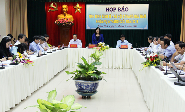 Phó chủ tịch UBND tỉnh Nguyễn Hòa Hiệp phát biểu tại buổi họp báo.