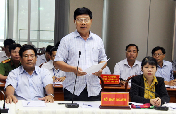 Phó giám đốc Sở Nông nghiệp - phát triển nông thôn Đặng Hồng Tăng trả lời câu hỏi của báo chí.