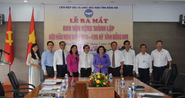 Lãnh đạo Liên hiệp các tổ chức hữu nghị tỉnh chụp hình lưu niệm với Ban vận động thành lập Hội hữu nghị Việt Nam - Hoa Kỳ tỉnh