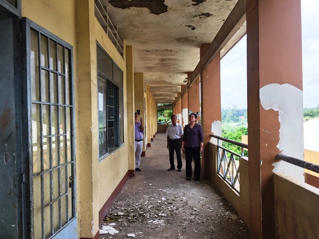 Nhiều khu hành lang của trường đã xuống cấp với nhiều mảng vữa rơi rớt 
