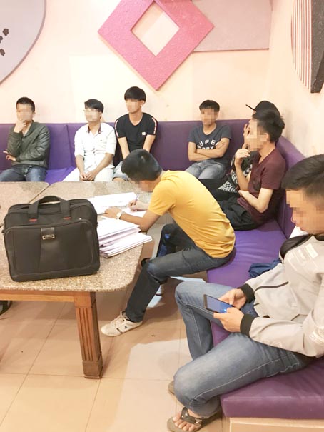 Công an huyện Trảng Bom lập biên bản vi phạm đối với các đối tượng sử dụng trái phép chất ma túy ở một quán karaoke.