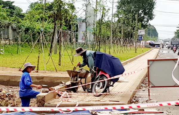 Công nhân đang thi công công trình cải tạo vỉa hè đường Bùi Văn Hòa (TP.Biên Hòa).