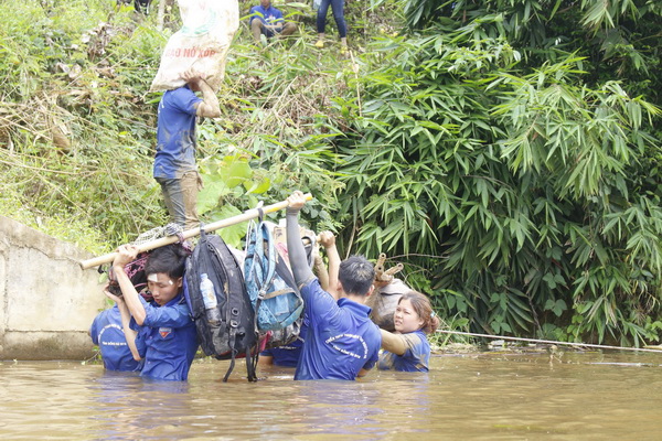 Một chuyến vượt sông của sinh viên tình nguyện Trường đại học công nghệ Đồng Nai.
