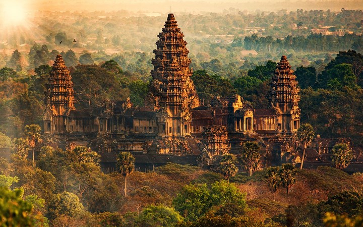 Angkor Wat, Campuchia:  Angkor Wat là tượng đài tôn giáo lớn nhất thế giới, được xây dựng trên một diện tích 1040 km2. Được vua Khmer Suryavarman II xây dựng trong nửa đầu của thế kỷ 12, ngôi đền ban đầu được dành riêng cho thần Hindu Vishnu, nhưng vào cuối thế kỷ này đã được sửa sang lại để thờ phượng Phật giáo. Sự lụi tàn của thành phố này được cho là nạn phá rừng khiến đất bị xói mòn khi mưa lớn, dẫn đến sự lún sâu của các kênh rạch xung quanh. Ảnh Istock