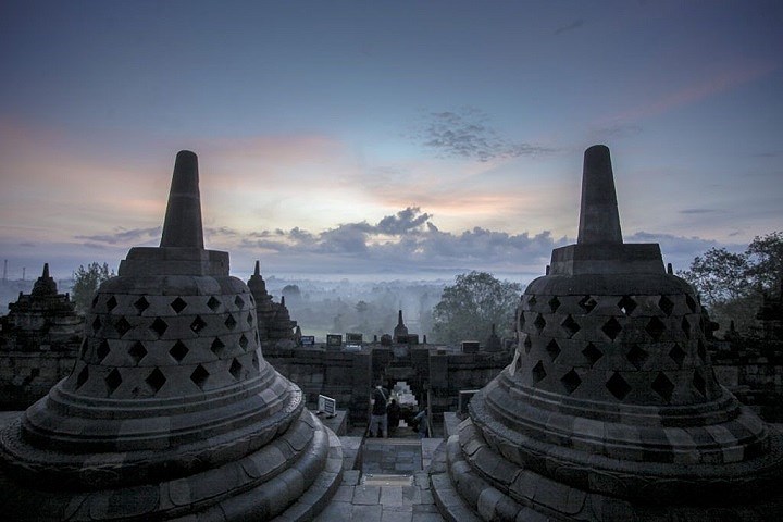  Borobudur, Magelang, Trung Java, Indonesia:  Được xây dựng vào thế kỷ thứ VIII, tọa lạc cách 42 km về phía Bắc thành phố Yogyakarta, Borobudur hay được gọi là “Tháp Phật trên đồi cao". Lúc hoàn thành Borobodur có 602 pho tượng Phật, nhưng một số đã bị mất cắp, ngày nay còn 504, một số bị lấy mất phần đầu. Ảnh Taman Wisata Candi