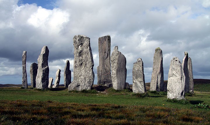 Vòng cung đá lớn Callanish I, đảo Lewis, Scoland: Các vòng đá này được dựng lên vào  giữa những năm 2900 và 2600 trước Công nguyên (TCN).  Đến khoảng những năm 1500 -1000 TCN, một khối đá bao quanh bởi vòng tròn đá và 5 hàng cột đá thẳng đứng dường như vẫn được sử dụng. Ảnh Trivium Art History