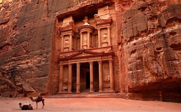 Hẻm núi Petra, ở Jordan: Bất chấp khí hậu khắc nghiệt, người Nabatean sống ở đây vào thế kỷ 4 TCN vẫn xoay sở để có thể tồn tại giữa sa mạc. Thời kỳ đỉnh cao, dân số lên đến 30.000 người. Nơi đây từng là trung tâm thương mại trên con đường tơ lụa nhưng nhanh chóng lụi tàn. Vào năm 363 sau Công Nguyên, một trận động đất xảy ra phá hủy nhiều tòa nhà của thành phố và hệ thống đường ống dẫn nước. Ảnh Lonely Planet