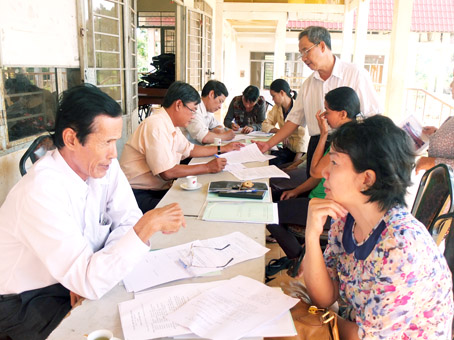 Luật gia Lê Văn Nhân (bìa trái) cùng đoàn công tác Hội Luật gia tỉnh tư vấn pháp luật cho người dân xã Tà Lài (huyện Tân Phú).