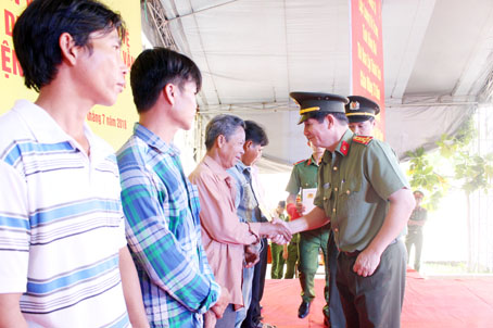 Giám đốc Công an tỉnh Huỳnh Tiến Mạnh trao vốn vay từ Quỹ Doanh nhân với an ninh trật tự tỉnh cho những người hoàn lương ở huyện Định Quán.