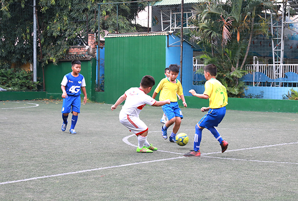 Các cầu thủ nhí Biên Hòa đá tập với nhau
