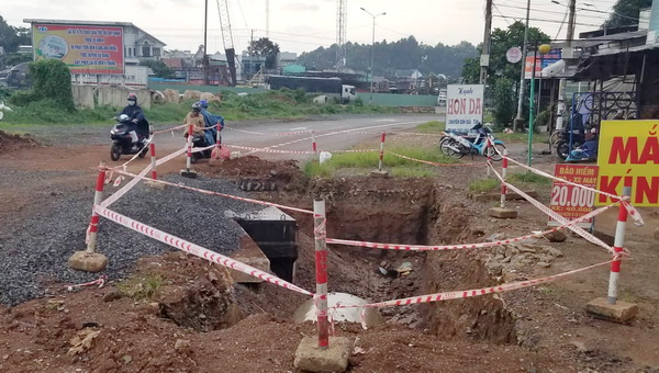 Những hố sâu làm cống thoát nước được rào chắn sơ sài.