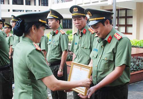 Đại tá Trần Thị Ngọc Thuận, Phó Giám đốc Công an tỉnh trao tặng giấy khen của Giám đốc Công an tỉnh cho các tập thể.