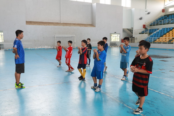 Các cầu thủ đương kim á quân huyện Thống Nhất đang tập luyện chuẩn bị tham dự giải (1)