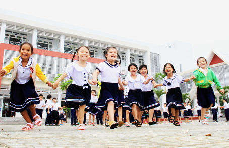 Học sinh Trường tiểu học Hưng Lộc (xã Hưng Lộc, huyện Thống Nhất) vui mừng được học tại ngôi trường mới. (ảnh TL)