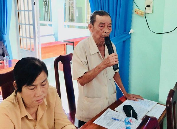 Cử tri Nguyễn Hạnh-phường Thống Nhất nêu ý kiến tại buổi tiếp xúc