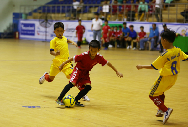 Đội đương kim vô địch Biên Hòa (áo đỏ) có sự khởi đầu thuận lợi bằng chiến thắng đậm trước Xuân Lộc