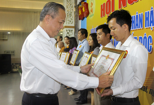 Giám đốc Sở Lao động, thương binh và xã hội Huỳnh Văn Tịnh tặng bằng khen của UBND tỉnh cho các tập thể mạnh thường quân.
