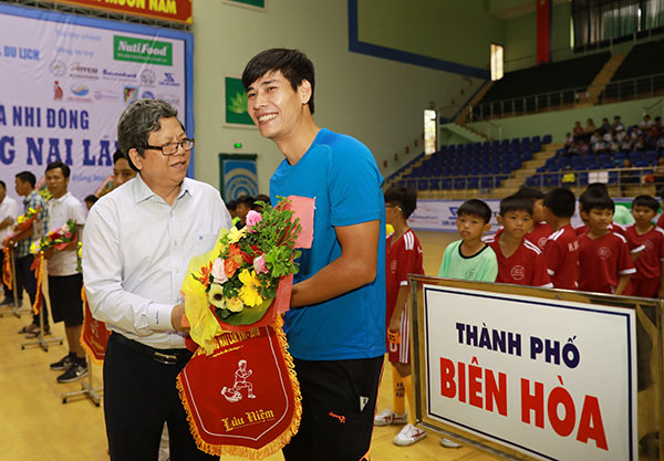 Phó giám đốc Sở Giáo dục - đào tạo Đào Đức Trình tặng hoa cho các đội bóng tham dự giải.