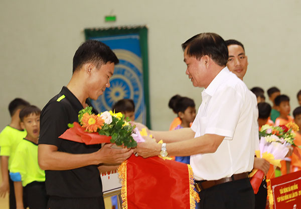 Phó tổng biên tập Báo Đồng Nai Hồ Văn Giáo tặng hoa cho các tổ trọng tài làm nhiệm vụ tại giải.
