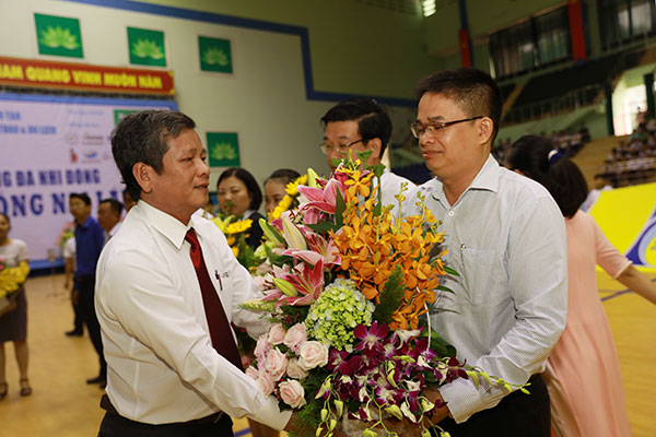 Phụ trách Báo Đồng Nai, Trưởng Ban tổ chức giải Nguyễn Tôn Hoàn tặng hoa tri ân các nhà tài trợ