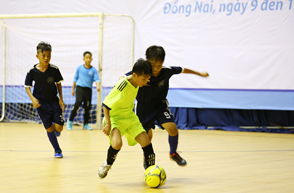 Đương kim á quân huyện Thống Nhất (áo xanh) khởi đầu thuận lợi bằng chiến thắng đội huyện Long Thành 3-0