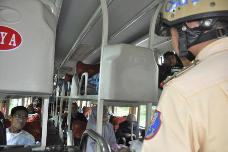 Lực lượng cảnh sát giao thông kiểm tra xe khách chạy hợp đồng trên tuyến quốc lộ 20 (đoạn qua huyện Định Quán).