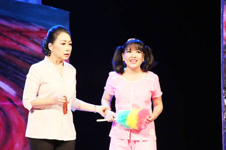 Nghệ sĩ Ngọc Trinh (phải) và NSƯT Đàm Loan trong vở Tiếng giày đêm giành huy chương vàng tại Liên hoan kịch nói toàn quốc 2018. Ảnh: T.Trọng