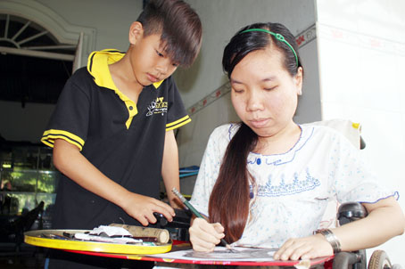 Nhiều bức chân dung Lương Thị Hải Yến vẽ đều có sự giúp đỡ của cháu trai học lớp 5 Lâm Vĩ Hào.